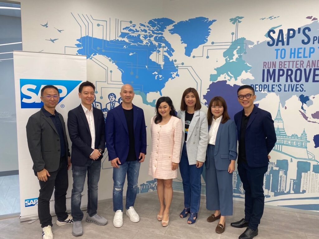 ผู้บริหารจาก MCT และ SAP ประเทศไทย ถ่ายภาพร่วมกันในงานสัมมนาด้านการทดสอบซอฟต์แวร์ด้วย AI และระบบอัตโนมัติ (Test Automation) ณ สำนักงาน SAP บรรยากาศความร่วมมือทางธุรกิจเพื่อเสริมคุณภาพระบบ SAP