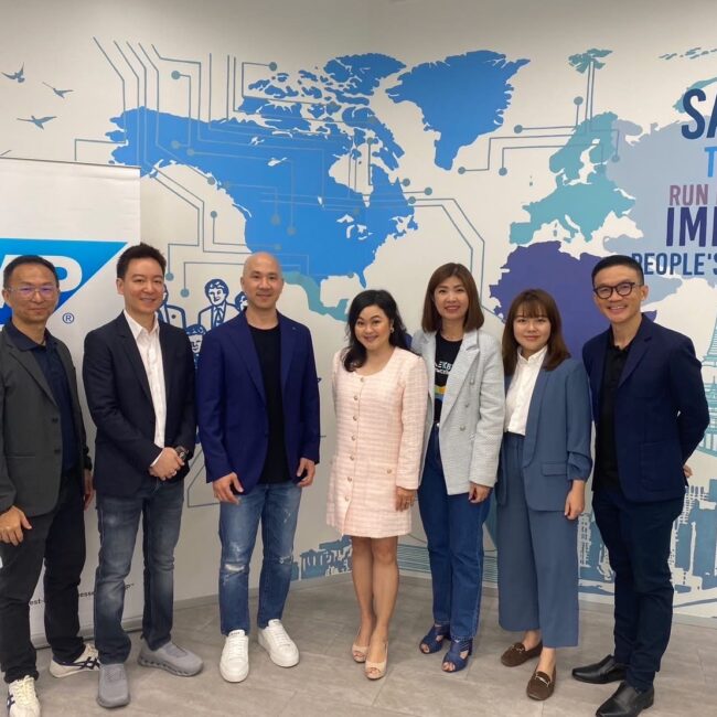 ผู้บริหารจาก MCT และ SAP ประเทศไทย ถ่ายภาพร่วมกันในงานสัมมนาด้านการทดสอบซอฟต์แวร์ด้วย AI และระบบอัตโนมัติ (Test Automation) ณ สำนักงาน SAP บรรยากาศความร่วมมือทางธุรกิจเพื่อเสริมคุณภาพระบบ SAP